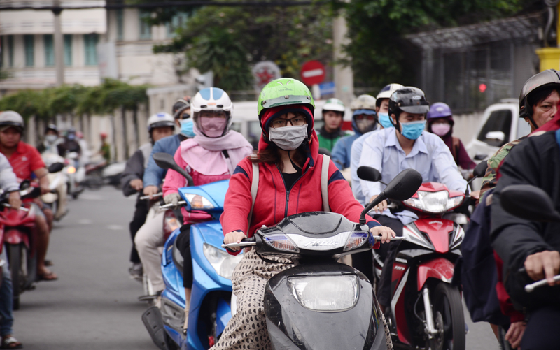 Hình ảnh những người phụ nữ với áo khoác dày, khăn quấn cổ để đối phó với cái lạnh vào lúc sáng sớm đã trở nên quen thuộc trong những ngày qua ở Sài Gòn.