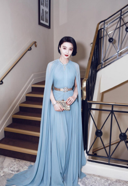 Cũng nằm trong ban giám khảo của LHP năm nay, Phạm Băng Băng không thể vắng mặt. Cô xuất hiện xinh đẹp lộng lẫy như nữ thần trong thiết kế váy xanh thướt tha. 