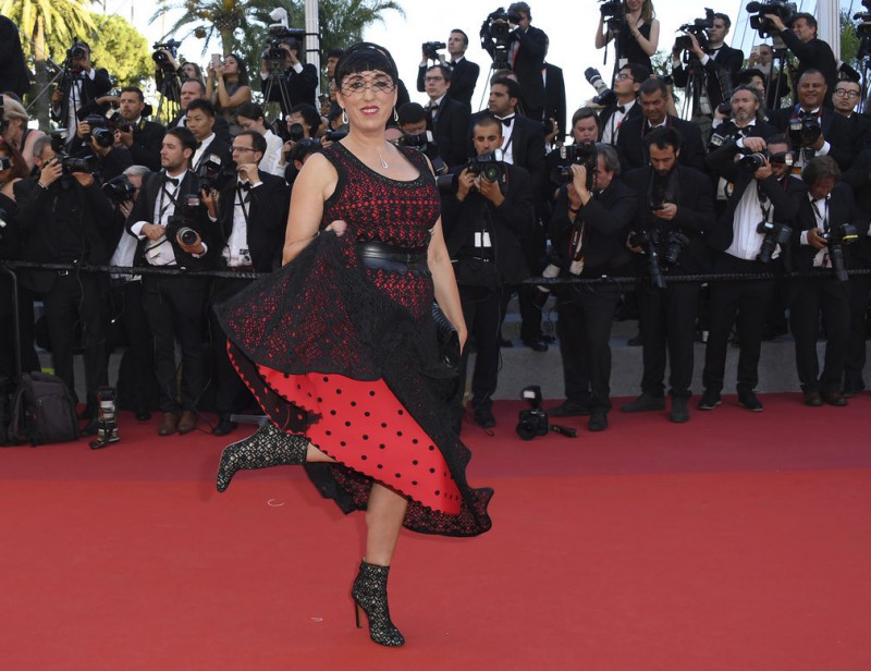 Nữ diễn viên Tây Ban Nha Rossy de Palma xuất hiện ấn tượng trên thảm đỏ.