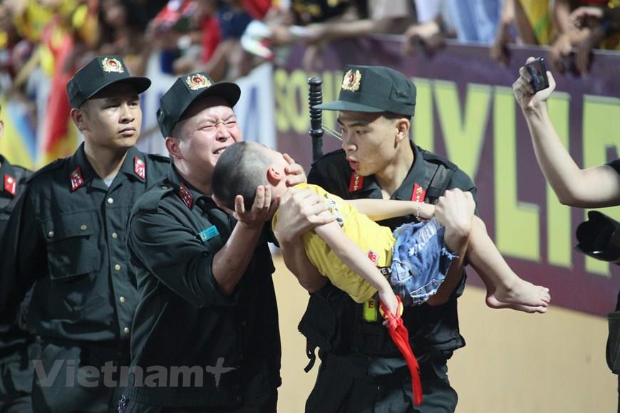em_nho_bi_ngat_tren_khan_dai_tran_nam_dinh_vs_hagl_3.jpg em_nho_bi_ngat_tren_khan_dai_tran_nam_dinh_vs_hagl_3.jpg