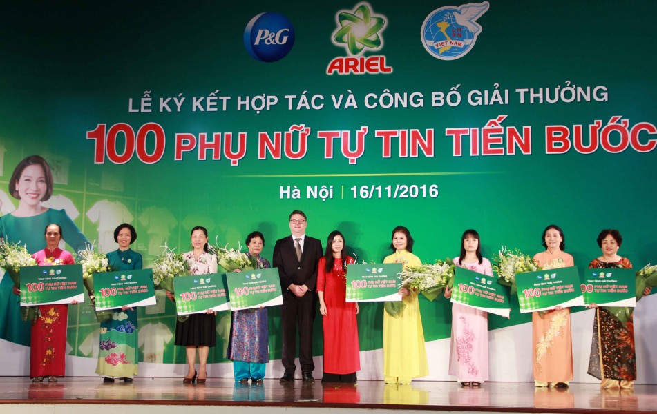 Ban tổ chức sẽ tôn vinh 100 phụ nữ Tự tin tiến bước trong năm 2016. Giải thưởng sẽ trao cho 80 phụ nữ đạt nhiều thành tích trong chuyên môn và cống hiến cho xã hội; 20 nữ sinh ưu tú của Học viện Phụ nữ VN đã vượt qua thử thách để học tập, nghiên cứu, góp phần kiến tạo tương lai.