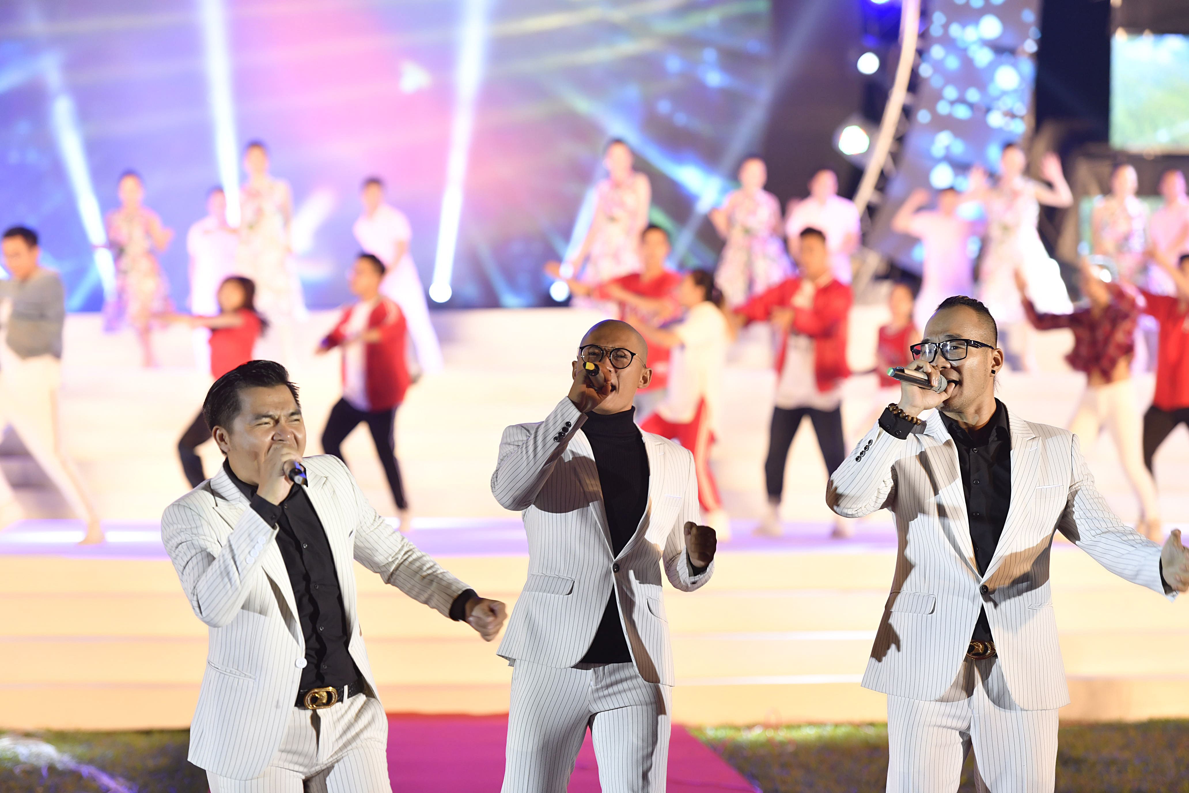 Nhóm MTV với ca khúc “Thu Khau Phạ” của nhạc sĩ Khánh Băng.