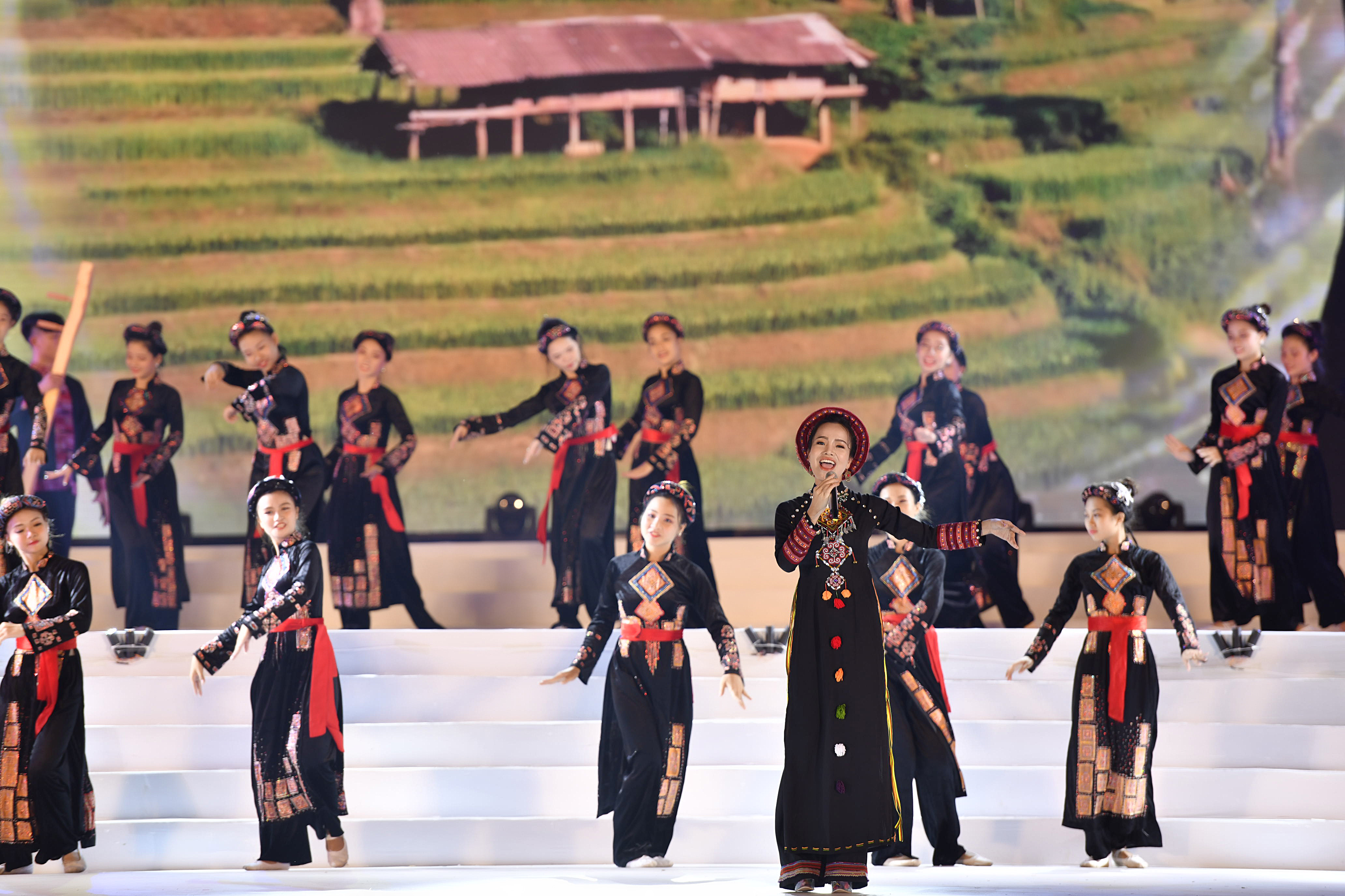 Sao Mai Sèn Hoàng Mỹ Lam cũng đã có phần thể hiện khá thú vị với ca khúc “Theo câu hát Sluông” ngợi ca tiếng đàn tính, điệu hát then nổi tiếng. 