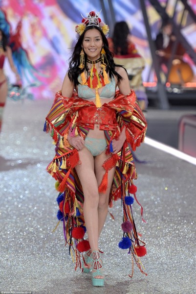Liu Wen, 28 tuổi, là thiên thần người Trung Quốc đầu tiên sải bước trên ‘đường băng’ của Victoria’s Secret, đứng thứ 3 trong danh sách này với giá trị tài sản lên tới 35 triệu USD. Liu Wen đã chính thức gia nhập đội hình những chân dài có thu nhập cao nhất Thế giới của Forbes năm 2013. Hiện cô là gương mặt đại diện cho hãng Estée Lauder và thương hiệu đồ lót La Perla.