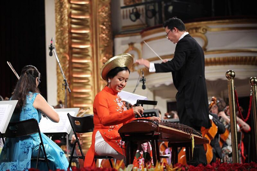 Nghệ sĩ đàn tranh Hải Phượng thể hiện tác phẩm 'Quê tôi giải phóng' của nhạc sĩ Quang Hải cùng sự hỗ trợ của Dàn nhạc giao hưởng quốc gia. 
