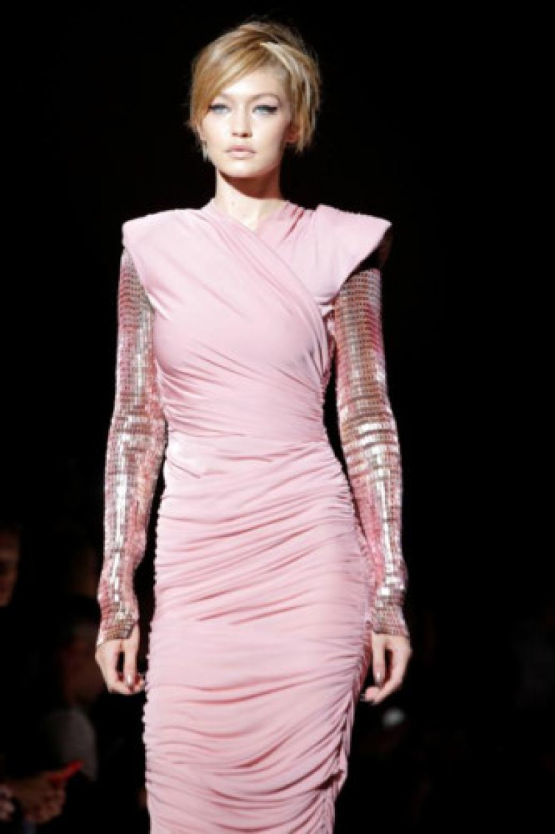 Người Mẫu Gigi Hadid giới thiệu một thiết kế trong bộ sưu tập của thương hiệu Tom Ford.