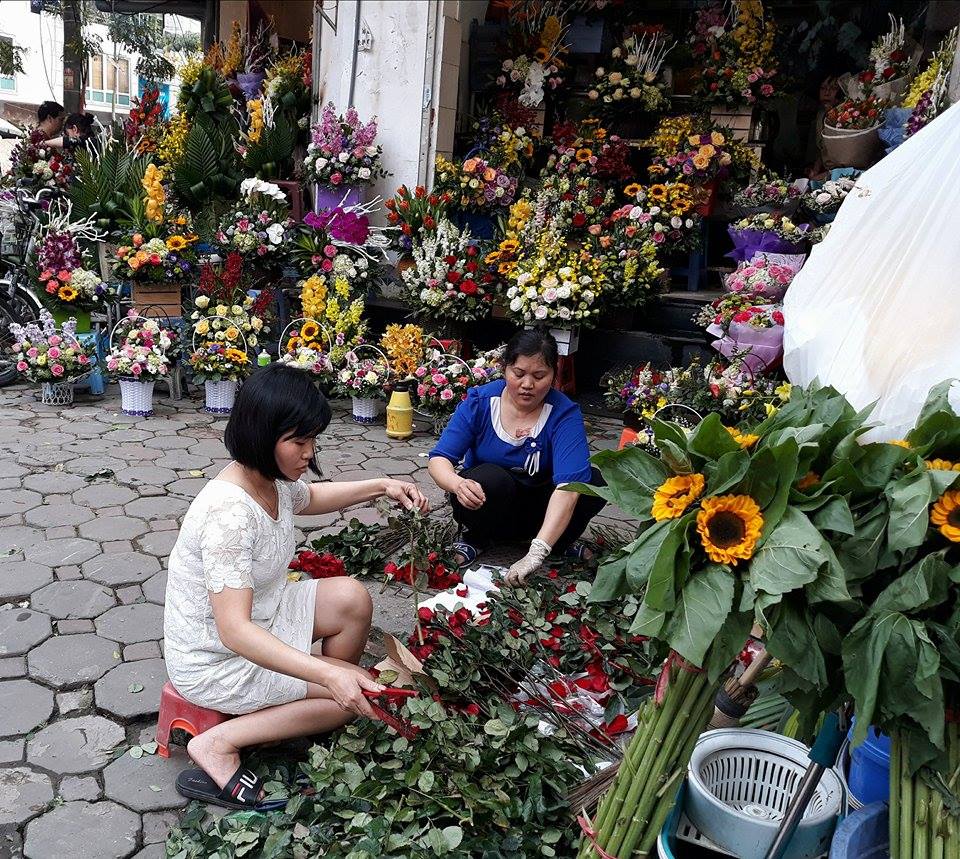 Một bông hồng nhung được cửa hàng hoa trên phố Trần Xuân Soạn bán với giá từ 20.000 đồng. Giỏ hoa có giá từ 300.000 đồng. Các loại lẵng hoa có giá từ 600.000 đồng. 