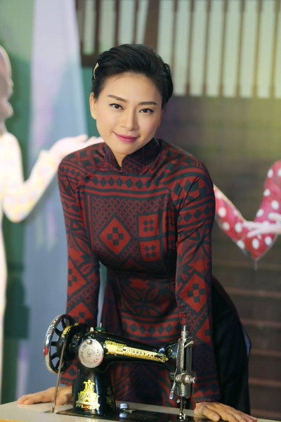 Ngô Thanh Vân vừa là nhà sản xuất kiêm luôn vai bà chủ tiệm áo dài Thanh Nữ trong phim