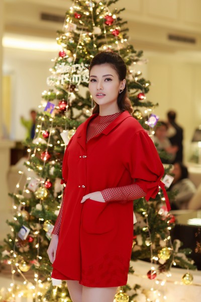 Bộ cánh này từng được diễn viên Chi Pu mặc mở màn cho show diễn của NTK Xuân Lê tại Tuần lễ Thời trang quốc tế Việt Nam Thu Đông 2016 vào đầu tháng 11 vừa qua