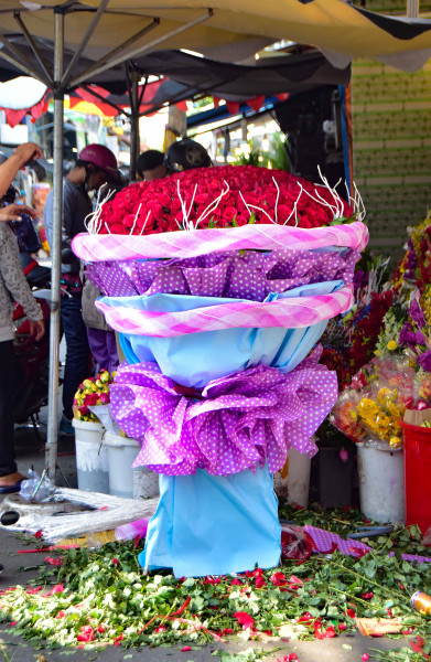 Bó hồng nhung được khách đặt theo yêu cầu có tất cả 1.111 đóa hoa, giá tiền lên đến 10 triệu đồng.