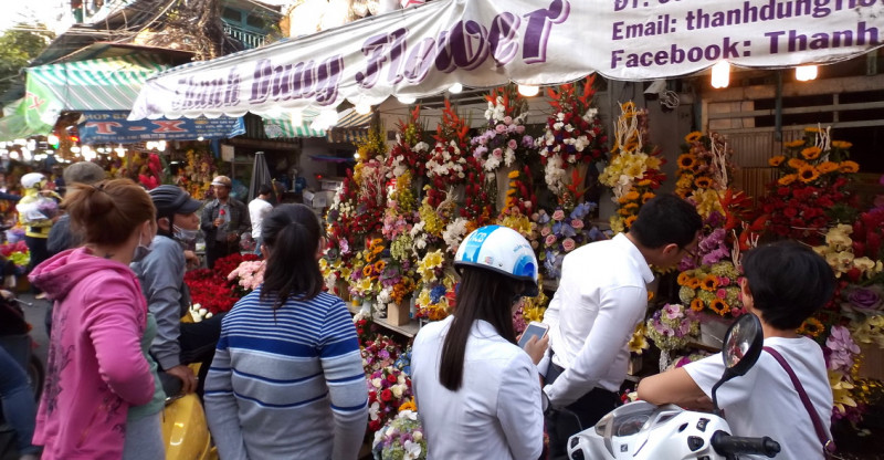Nhiều người tranh thủ sau giờ tan sở ghé mua hoa  để sáng mai tặng người thân.