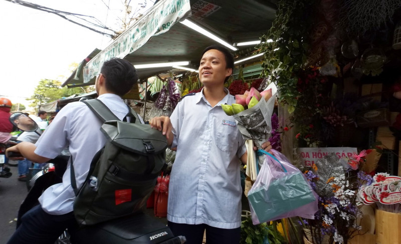 Học sinh đi học về tranh thủ mua hoa để  tặng mẹ và cô giáo