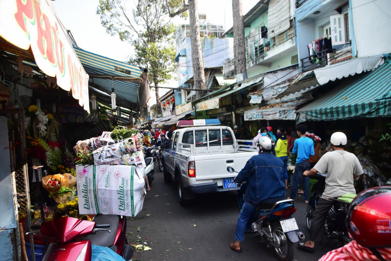 Thỉnh thoảng, xe của lực lượng trật tự đô thị lại đảo qua để bảo đảm khu chợ được thông thoáng hơn