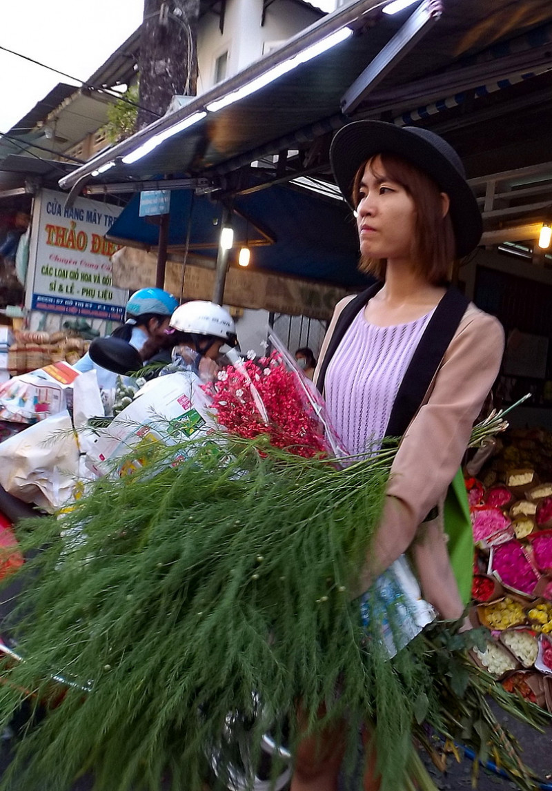 Nhiều sinh viên ghé chợ mua hoa với số lượng lớn để sáng mai bày bán dọc các tuyến đường