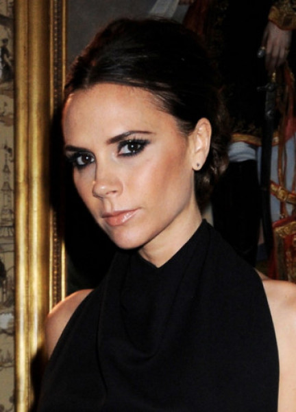 Victoria Beckham trông lộng lẫy với đôi mắt được trang điểm cầu kỳ tại Lễ trao giải Thời trang Anh 2011.