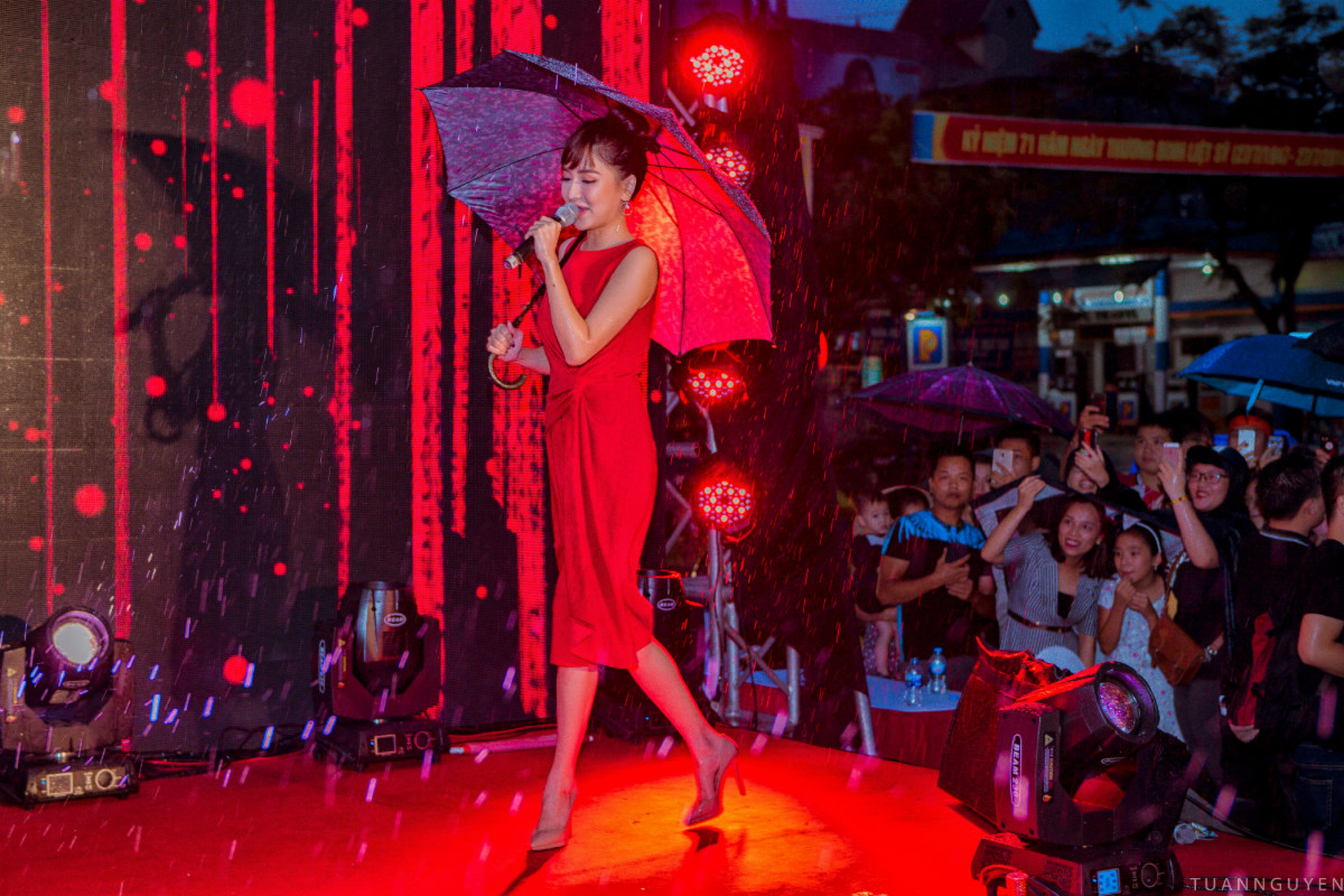 Đáp lại sự nhiệt tình của Bích Phương, hàng ngàn bạn trẻ đã đứng dưới mưa để cổ vũ cho thần tượng của mình.