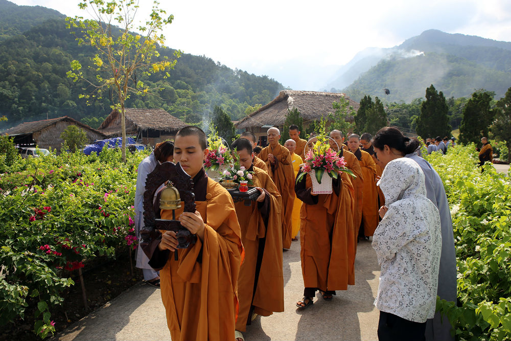 Buổi lễ diễn ra trọn vẹn một ngày với nhiều nghi lễ Phật giáo: dâng hương hoa, lễ Tam bảo, đọc tụng kinh sách ngợi ca về cuộc đời và công hạnh của Đức Phật.