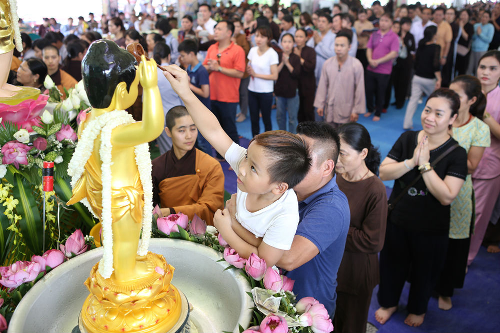 Sau khi đã tắm cho Phật, nước thơm trở thành nước thiêng được mọi người nâng niu từng giọt mang về nhà. 