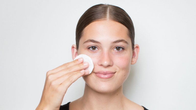 Rửa sạch da mặt với bông trang điểm và nước sạch (hoặc nước hoa hồng). Đây là bước quan trọng để loại bỏ các bụi bẩn, lớp trang điểm còn sót lại trên da. Các chuyên gia trang điểm cho rằng, đây là bước quan trọng trong trang điểm  