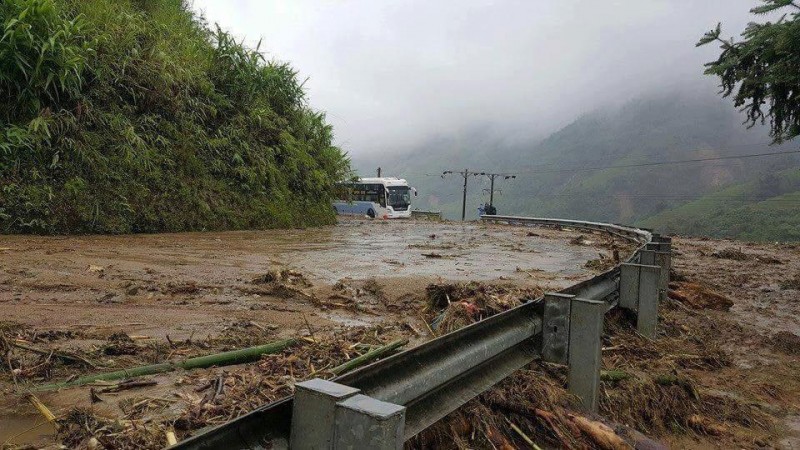 Hàng nghìn m3 đất đá, rác rười trôi xuống đường sau trận mưa lớn. Tuyến đường chạy qua huyện Sa Pa bị ách tắc nghiêm trọng, giao thông bị đình trệ. 