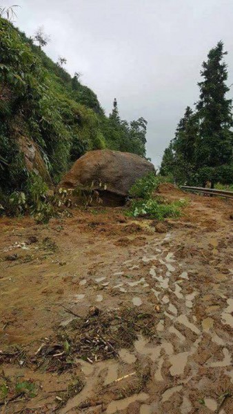 Mưa lớn khiến một lượng đất đá khổng lồ trôi xuống nền đường. Trên quốc lộ 4D dường như năm nào tình trạng sạt lở cũng diễn ra. Tuy nhiên, trận mưa lớn do ảnh hưởng của hoàn lưu bão số 2 đã gây thiệt hại lớn cho giao thông tỉnh Lào Cai. 