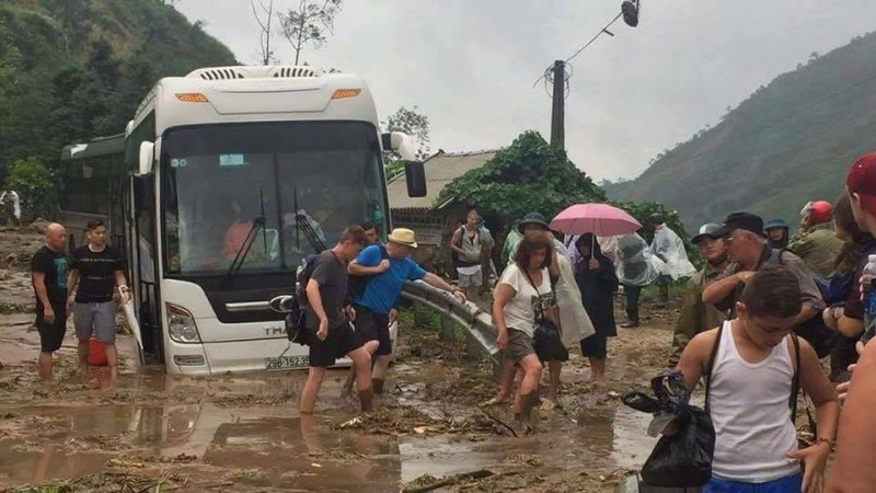 Khách du lịch bị mắc kẹt giữa đường suốt một ngày. Hiện cơ quan chức năng của tỉnh Lào Cai vẫn đang triển khai lực lượng cứu hộ để đưa du khách về thành phố Lào Cai an toàn. 