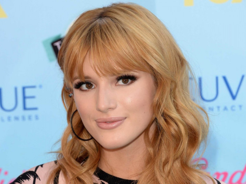 Cách điều trị mụn của Bella Thorne lại khác, cô sử dụng Accutane - thuốc trị mụn trứng cá vĩnh viễn. Tuy nhiên, trong khi người khác dùng thuốc này đã hết mụn sau 4-6 tháng thì cô lại không may mắn được như vậy, cô đã phải dùng nó trong suốt 2 năm qua và kết quả đạt được tương đối chậm, cô vẫn bị mụn trứng cá 