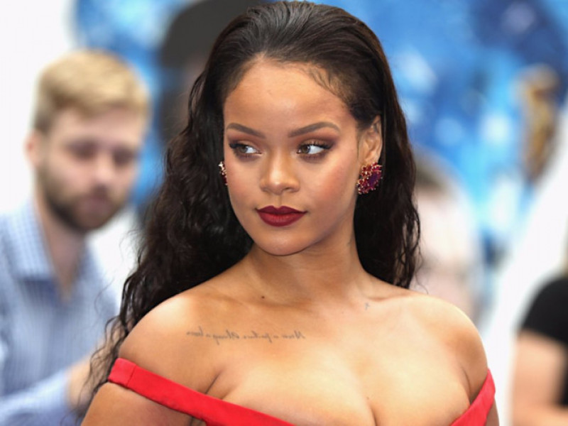 Trong một cuộc phỏng vấn với Cosmo UK, Rihanna cho biết, 