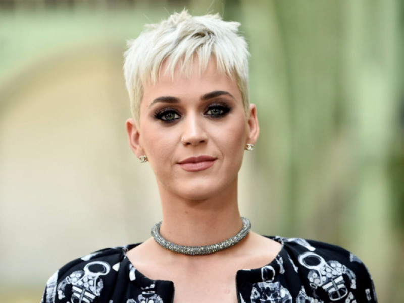 Trong một cuộc trò chuyện với Refinery29 hồi năm ngoái, Katy Perry tiết lộ, cô vẫn sử dụng các sản phẩm của Proactiv. Tôi đã từng chi hàng ngàn đô cho các bác sĩ da liễu và laser, sau đó tôi bắt đầu sử dụng Proactiv và thấy hiệu quả rõ rệt