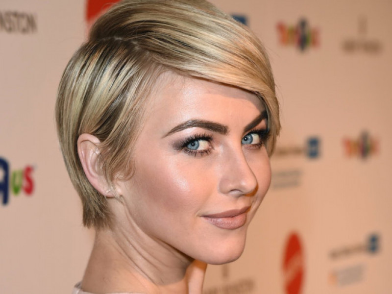 Julianne Hough chia sẻ mẹo trị mụn trứng cá của mình rằng, 