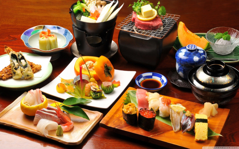 Chế độ ăn uống phong phú và cân bằng
Có một quan niệm sai lầm phổ biến rằng người Nhật chỉ ăn sushi nhưng trên thực tế, chế độ ăn uống của họ khá đa dạng. Họ thích ăn cá, rong biển, rau, đậu nành, gạo, trái cây và trà xanh. Chế độ ăn uống của người Nhật rất cân đối và hầu như không có các loại thực phẩm có nhiều calo và đồ ăn vặt. (Ảnh: Internet)