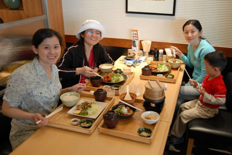 Văn hoá ăn uống
Ăn cũng là một nghi thức ở Nhật Bản. Họ ăn chậm với miếng nhỏ. Họ cố gắng để giữ hương vị tự nhiên của thực phẩm và vì vậy, họ hiếm khi trang trí nó. Các món ăn khác nhau không đặt trên cùng một đĩa, mỗi thực phẩm phải có chỗ riêng. Những đĩa có thức ăn này không bao giờ quá đầy. (Ảnh: shashinki)