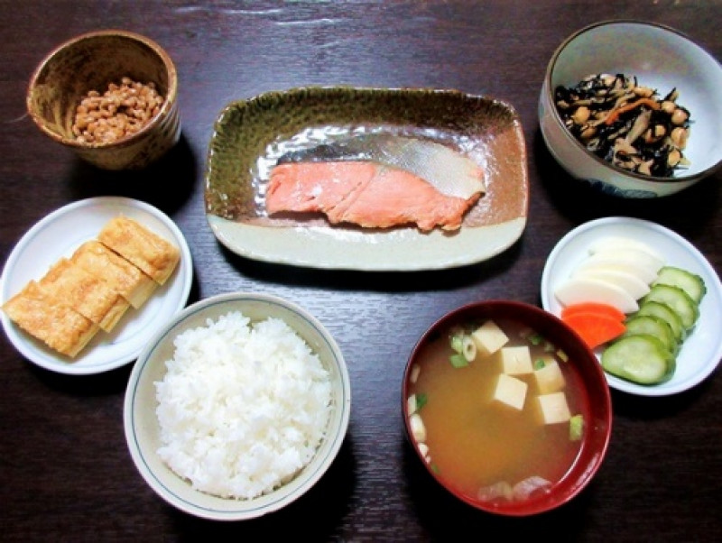 Bữa sáng là bữa chính trong ngày
Bữa sáng là bữa ăn quan trọng nhất trong ngày tại Nhật Bản. Bữa chính của họ bao gồm nhiều món ăn - thường là cá, cơm, trứng, súp miso, một món ăn đậu nành với rau xanh, tảo biển và trà. (Ảnh: Internet)