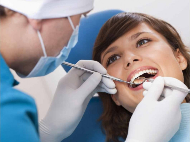 Lấy cao răng – Cách chữa hôi miệng triệt để nhất: Nguyên nhân gây hôi miệng chủ yếu thường xuất phát từ cao răng, chính vì vậy, lấy cao răng là biện pháp chữa hôi miệng triệt để nhất.