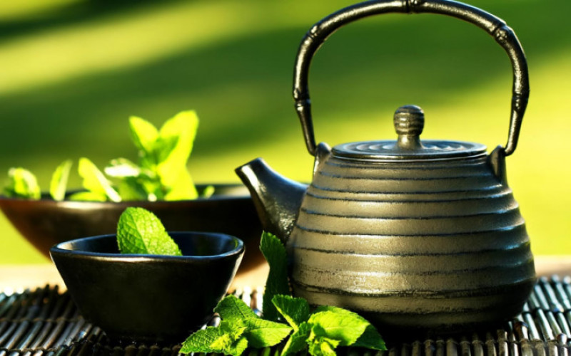 Trà xanh trị hôi miệng nhanh nhất: Lá trà xanh được xem là phương thuốc đầu tiên nên áp dụng. Với tinh chất kháng khuẩn, giải nhiệt và thanh mát, trà xanh có thể khử mùi hôi miệng cực tốt. Cách dùng: nhai trong miệng hàng ngày.
