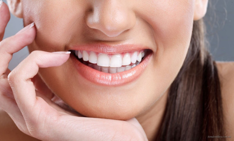 Hôi miệng chủ yếu xuất phát từ việc vệ sinh kém, dẫn đến mảng bám tích tụ trên răng và dần dần hình thành cao răng quanh cổ răng và dưới nướu.