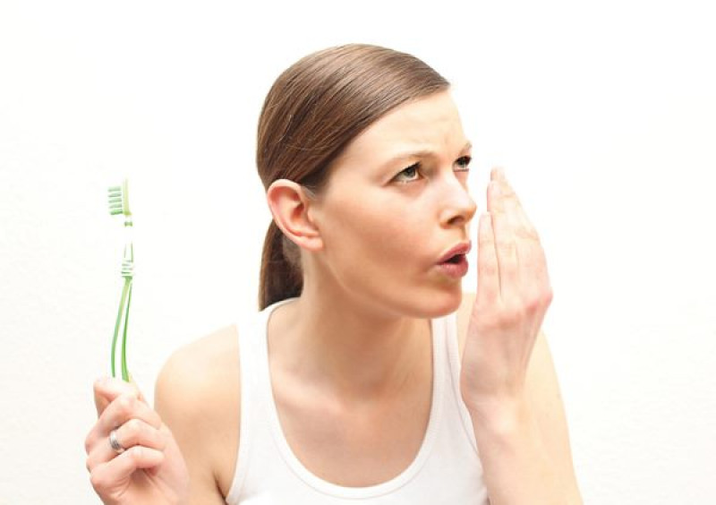 Ngoài ra, hôi miệng còn do các bệnh lý toàn thân như gan, thận, bệnh dạ dày,…hoặc do tình trạng khô miệng gây nên. Sử dụng các thực phẩm có mùi cũng khiến cho tình trạng hôi miệng trở nên nghiêm trọng hơn. Dưới đây là 8 cách chữa hôi miệng ở nhà an toàn và hiệu quả: