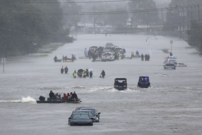 Theo Cơ quan quản lý tình trạng khẩn cấp liên bang, ước tính khoảng 2.000 người đã được giải cứu khỏi dòng nước lũ và khoảng 30.000 người đang cần nơi trú ẩn cho đến khi cơn bão đi qua. 