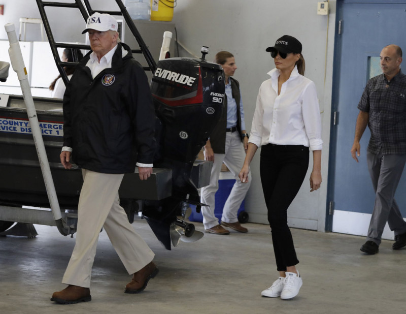 Bộ quần áo của vợ chồng tổng thống Mỹ rất hợp với chuyến đi thăm vùng bão lũ. 
Trong trang phục áo gió màu đen, quần kaki và đi ủng da màu nâu, Tổng thống Donald Trump trông rất giản dị.
