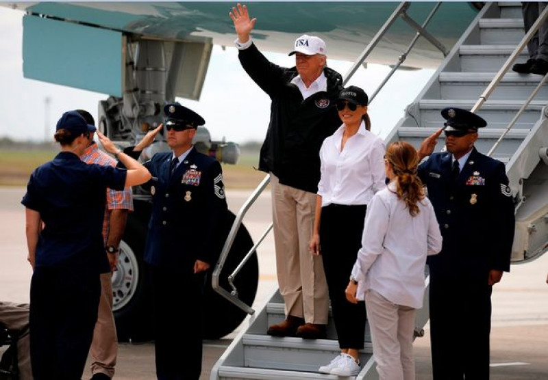 Tổng thống Donald Trump và Đệ nhất phu nhân Melania đã ghé thăm 2 thành phố Corpus Christi và Austin tại bang Texas, nơi chịu ảnh hưởng nặng nề do cơn bão Harvey gây ra. 
