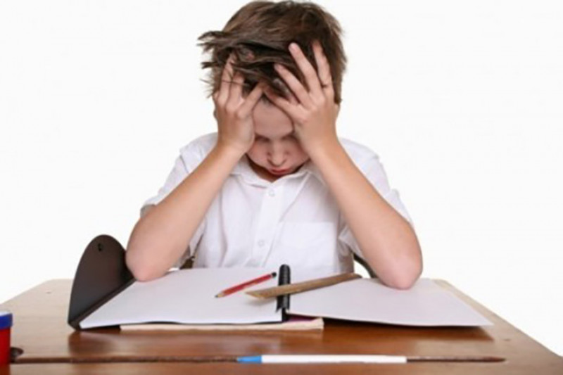 Nguyên nhân thứ hai là do trẻ học hành quá tải, lo lắng quá nhiều dẫn đến bị stress. Ngoài ra, loét dạ dày ở trẻ cũng có thể do thuốc, gây tổn thương ở dạ dày nhiều hơn.