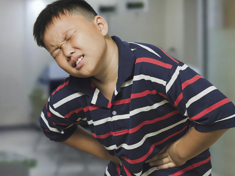 Đau bụng: Đây là triệu chứng hay gặp nhất ở trẻ. Đau bụng ở trẻ cũng thường không giống người lớn. Ở trẻ lớn, đau bụng vùng thượng vị thường giống như người lớn, đau lâm râm, âm ỉ, đôi khi có cảm giác bỏng rát ở thượng vị (trên rốn). Một số ít có cả cơn đau về đêm. Mỗi cơn đau có thể kéo dài vài chục phút đến hàng giờ. Mỗi đợt đau có thể kéo dài hàng tuần đến hàng tháng.