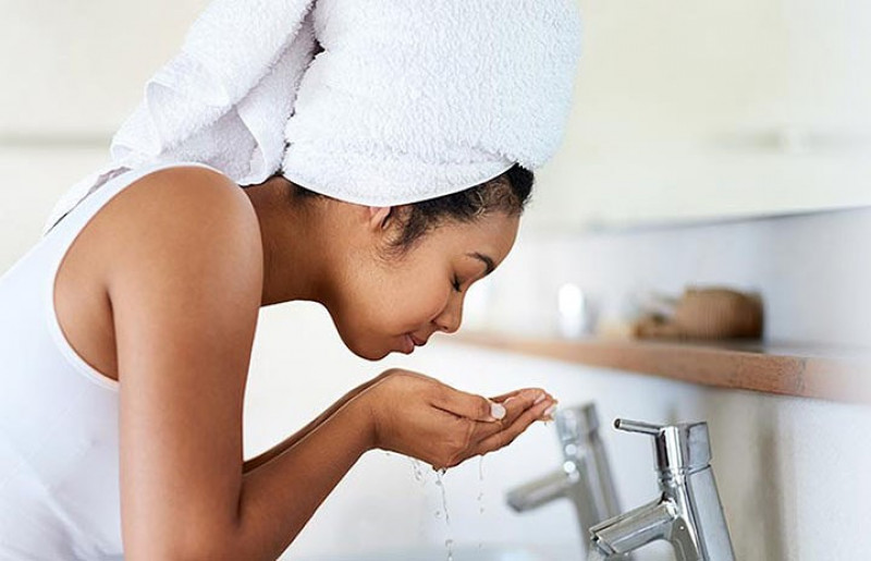 Làm sạch, bước đầu tiên để làn da khỏe mạnh: Vào mùa đông bạn chỉ rửa mặt dưới 2 lần một ngày và để tránh làm da quá khô, bạn có thể thấm sữa vào bông tẩy trang để làm sạch da thay sữa rửa mặt. 