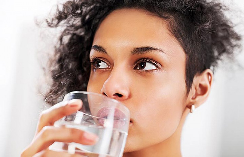 Cung cấp đủ nước cho cơ thể: Uống thật nhiều nước để giữ ẩm trong mùa khô hanh đặc biệt quan trọng để da mềm mịn và sáng.