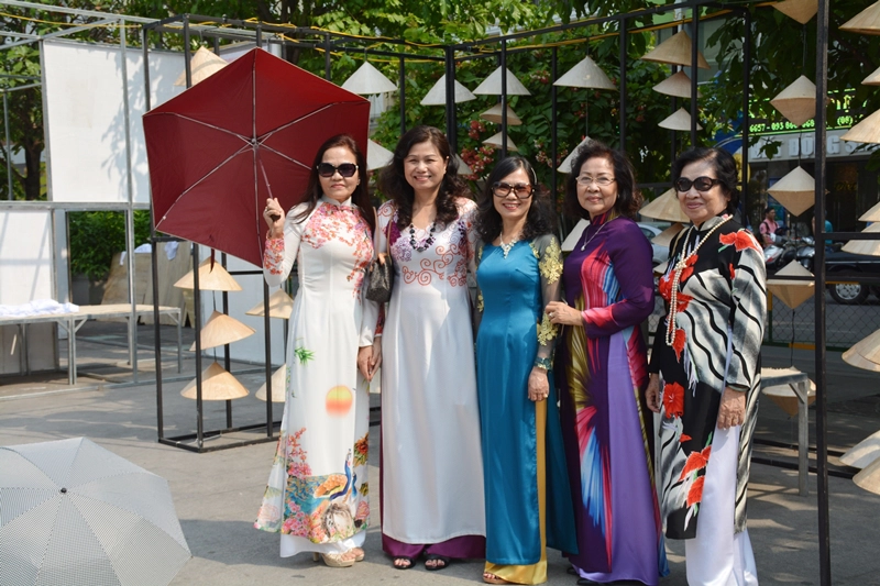 Sáng ngày 4/3, nhiều người phụ nữ lớn tuổi đã cùng tập trung tại phố đi bộ Nguyễn Huệ để hưởng ứng Lễ hội áo dài TPHCM 2017. Họ mặc những bộ áo dài độc đáo.