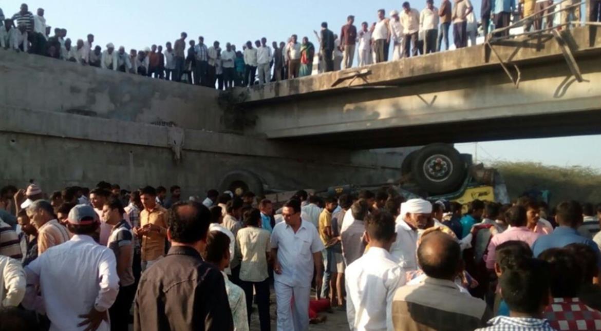 Vụ tai nạn trên xảy ra ở huyện Bhavnagar cách thủ phủ bang Gujarat, Ahmedabad khoảng 200 km. 