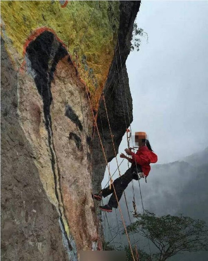 Cô Ling Ling (37 tuổi) ở Thái Châu, Chiết Giang, Trung Quốc đã thầm yêu trộm nhớ anh Chen Kang (40 tuổi) khi cả hai cùng tham gia câu lạc bộ leo núi đá địa phương. Để bày tỏ nỗi lòng của mình, chị Ling đã quyết định vẽ chân dung anh Chen Kang trên một vách núi cheo leo.