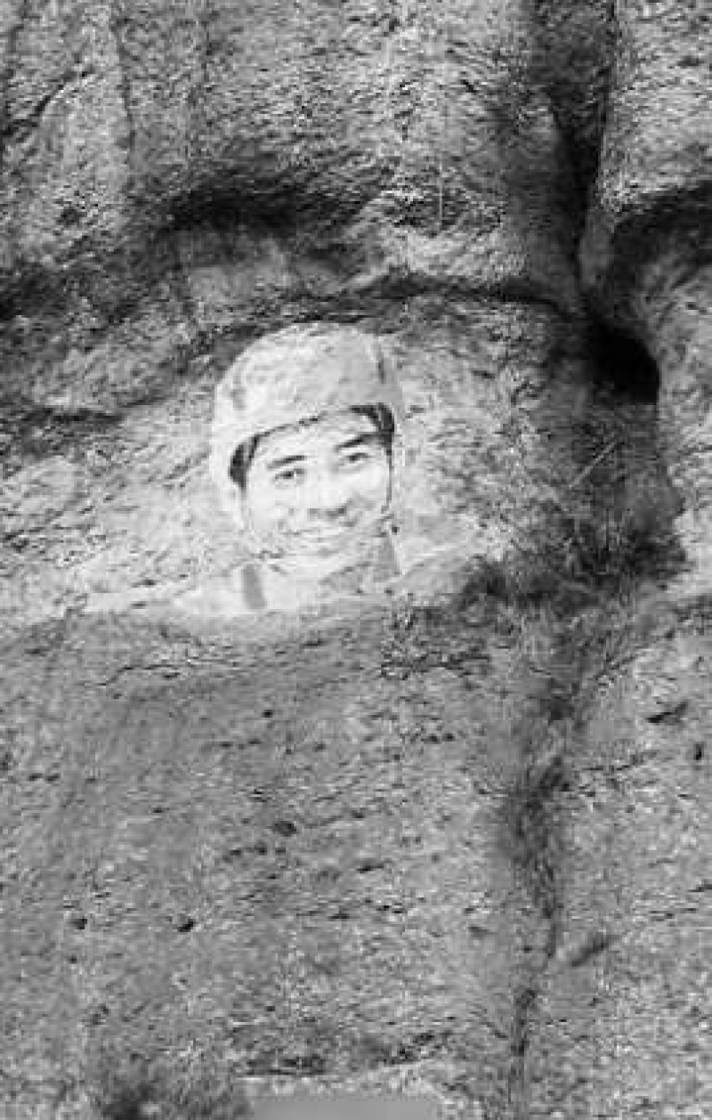 Để hoàn thành bức tranh này, Ling Ling đã mất nhiều tiếng đồng hồ treo mình trên dây ở vách đá có độ cao 218m. Cứ mỗi dịp cuối tuần trong vòng 2 tháng, chị Ling lại leo lên núi đá dựng đứng để vẽ tranh. Để tiết kiệm thời gian, chị thường ngủ qua đêm trên vách đá cheo leo.
