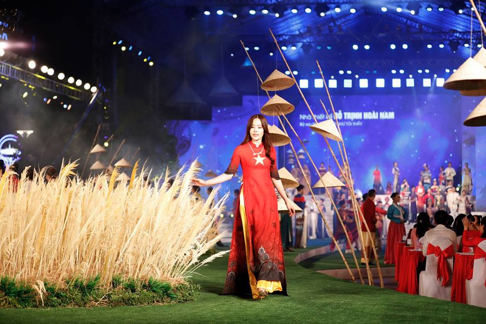 Hoa hậu Nam Em tiếp tục giữ vai trò Vedette khi diện áo dài Quốc kỳ Việt Nam cùng dàn người mẫu trẻ đến từ TP.HCM.