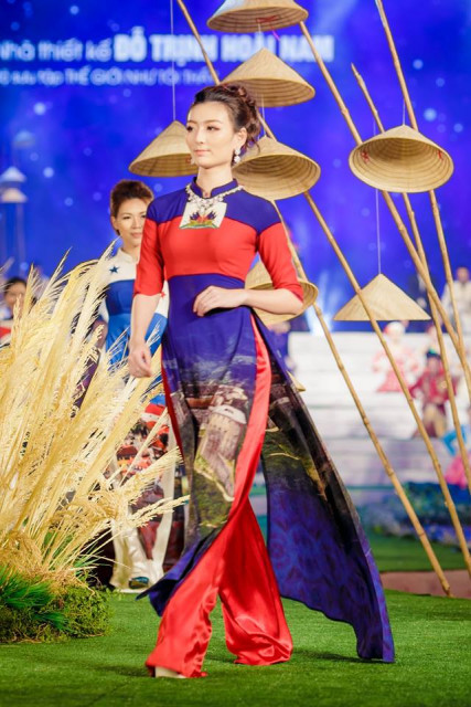 Ngoài ra NTK Đỗ Trịnh Hoài Nam còn mang các di sản, kiến trúc đặc trưng của mỗi đất nước vào tà áo dài truyền thống của Việt Nam. 